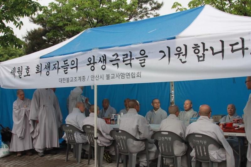 2014.04.26_세월호 희생자 합동분양소 조문 1